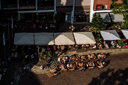 Blick von der Lambertikirche auf einen Teil der Außengastronomie auf dem Rathausmarkt. Foto: Mittwollen und Gradetchliev