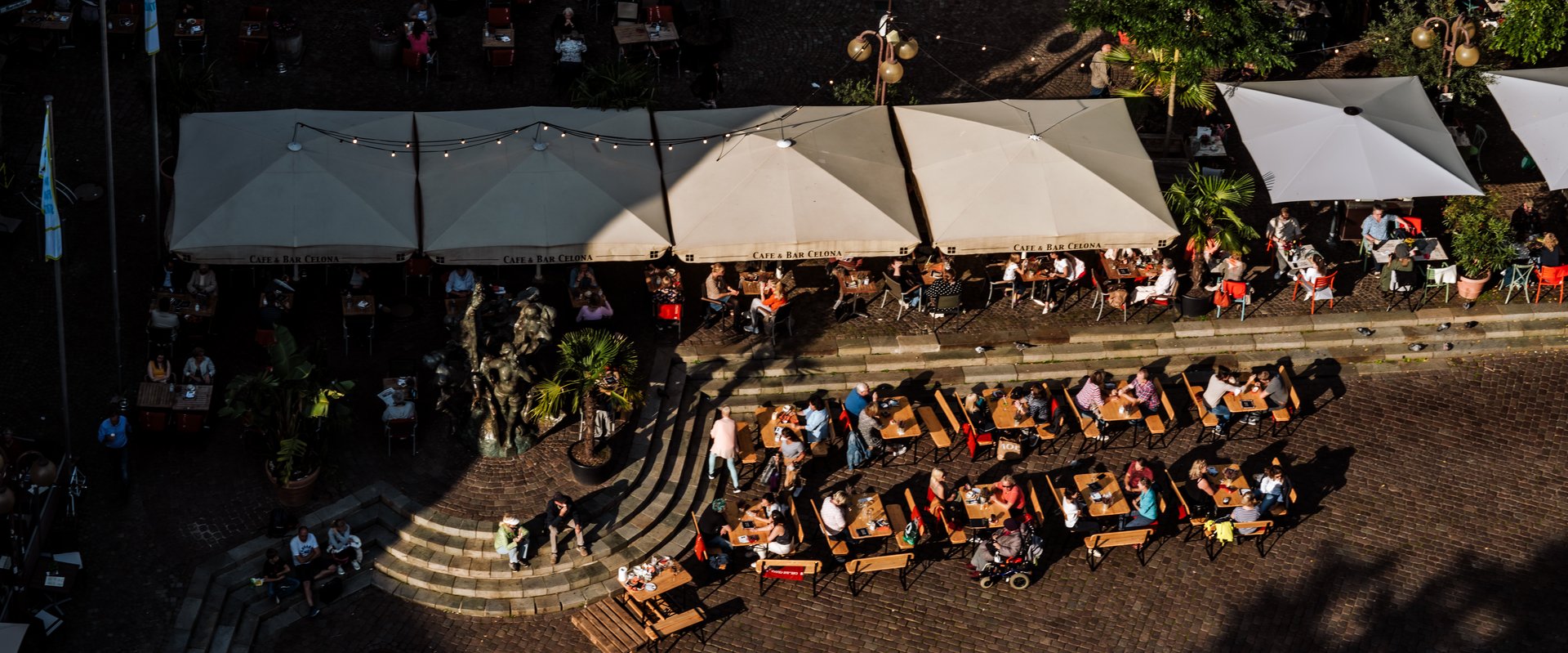 Blick von der Lambertikirche auf einen Teil der Außengastronomie auf dem Rathausmarkt. Foto: Mittwollen und Gradetchliev