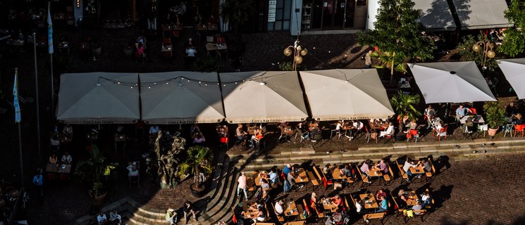 Blick von der Lambertikirche auf einen Teil der Außengastronomie auf dem Rathausmarkt. Foto: Mittwollen und Gradetchliev