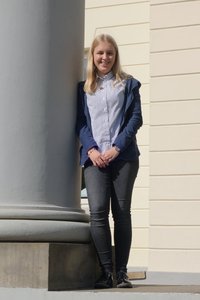 Annika Niewald an einer Säule vor dem Kulturzentrum PFL. Foto: Stadt Oldenburg