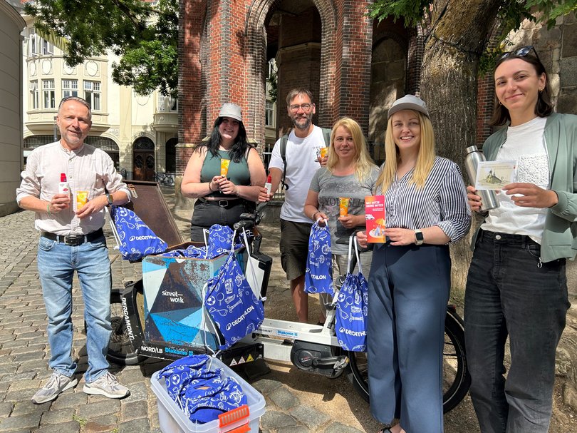 Tim Streit (Gesundheitsamt), Sylke Oosting (Café CaRo), Derk Stürenburg (Diakonie), Katrin Nichau (Straßensozialarbeit), Sandra Lüken (Gesundheitsamt) und Melina Karsupke (Stadtentwicklung und Klimaanpassung). Foto: Stadt Oldenburg