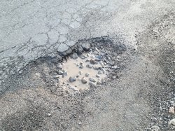 Schlagloch auf einer Straße. Foto: Stadt Oldenburg