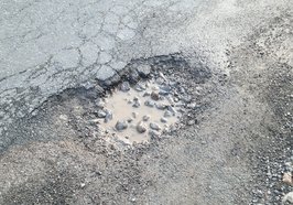 Schlagloch auf einer Straße. Foto: Stadt Oldenburg