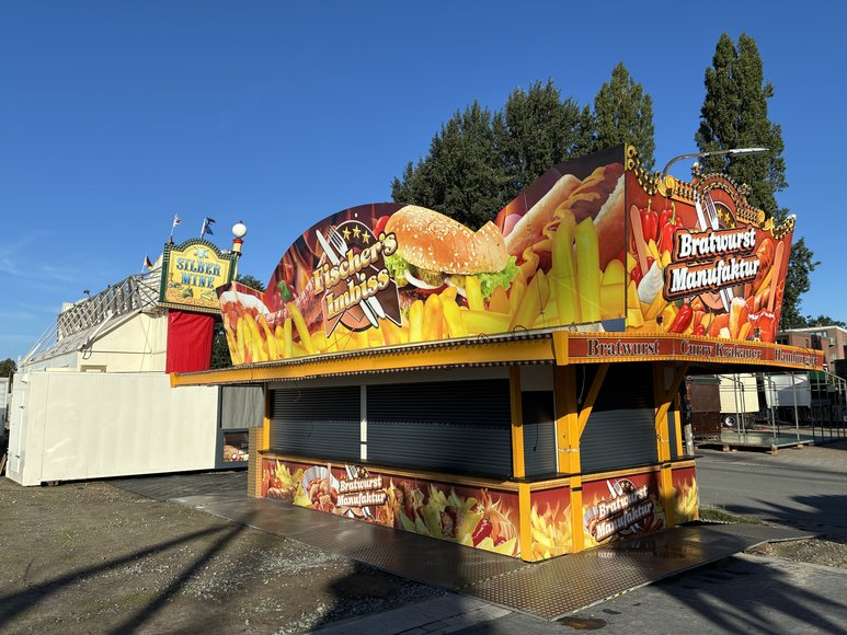 Die „Bratwurst Manufaktur“ beim Aufbau am 25. September 2026. Foto: Stadt Oldenburg