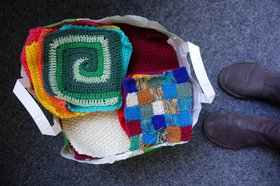 Beutel mit 100 Wollquadraten. Foto: Stadt Oldenburg.