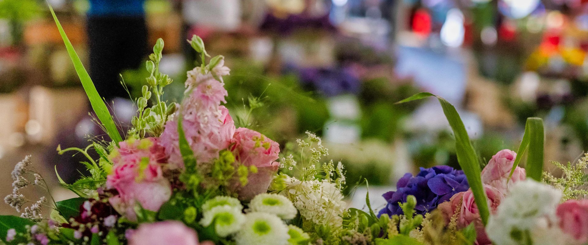 Blumenstrauß auf dem Wochenmarkt. Foto: Sascha Stüber