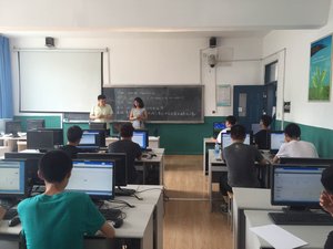 Blick in einen Klassenraum mit Computerarbeitsplätzen. Foto: Zheng Wang