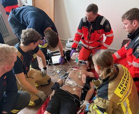 Zu den Übungen zählte unter anderem die Reanimation einer Person, die in einer Oberwohnung zusammengebrochen war. Foto: Stadt Oldenburg Zu den Übungen zählte unter anderem die Reanimation einer Person, die in einer Oberwohnung zusammengebrochen war. Foto: Stadt Oldenburg
