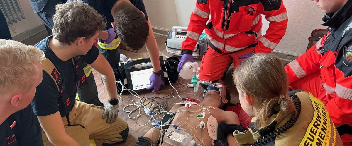 Zu den Übungen zählte unter anderem die Reanimation einer Person, die in einer Oberwohnung zusammengebrochen war. Foto: Stadt Oldenburg