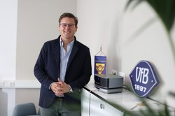 Auch privat ist Tobias Brokop in der Region verwurzelt – als Vorstand im Rotary Club Oldenburg-Ammerland und als großer Fan des VfB Oldenburg. Foto: Bonnie Bartusch