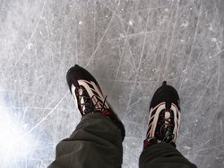 Beine eines Schlittschuhläufers oder einer Schlittschuhläuferin. Selbstfotografie von den Unterschenkeln abwärts. Foto: Rainer Sturm/Pixelio.de
