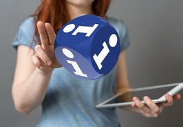 Frau mit Info-Würfel und Tablet. Foto: vege/Fotolia.de