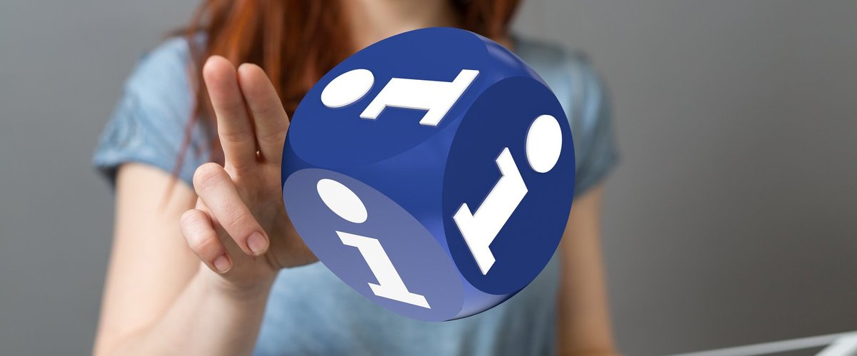 Frau mit Info-Würfel und Tablet. Foto: vege/Fotolia