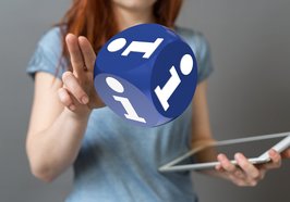 Frau mit Info-Würfel und Tablet. Foto: vege/Fotolia.de