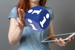 Frau mit Info-Würfel und Tablet. Foto: vege/Fotolia