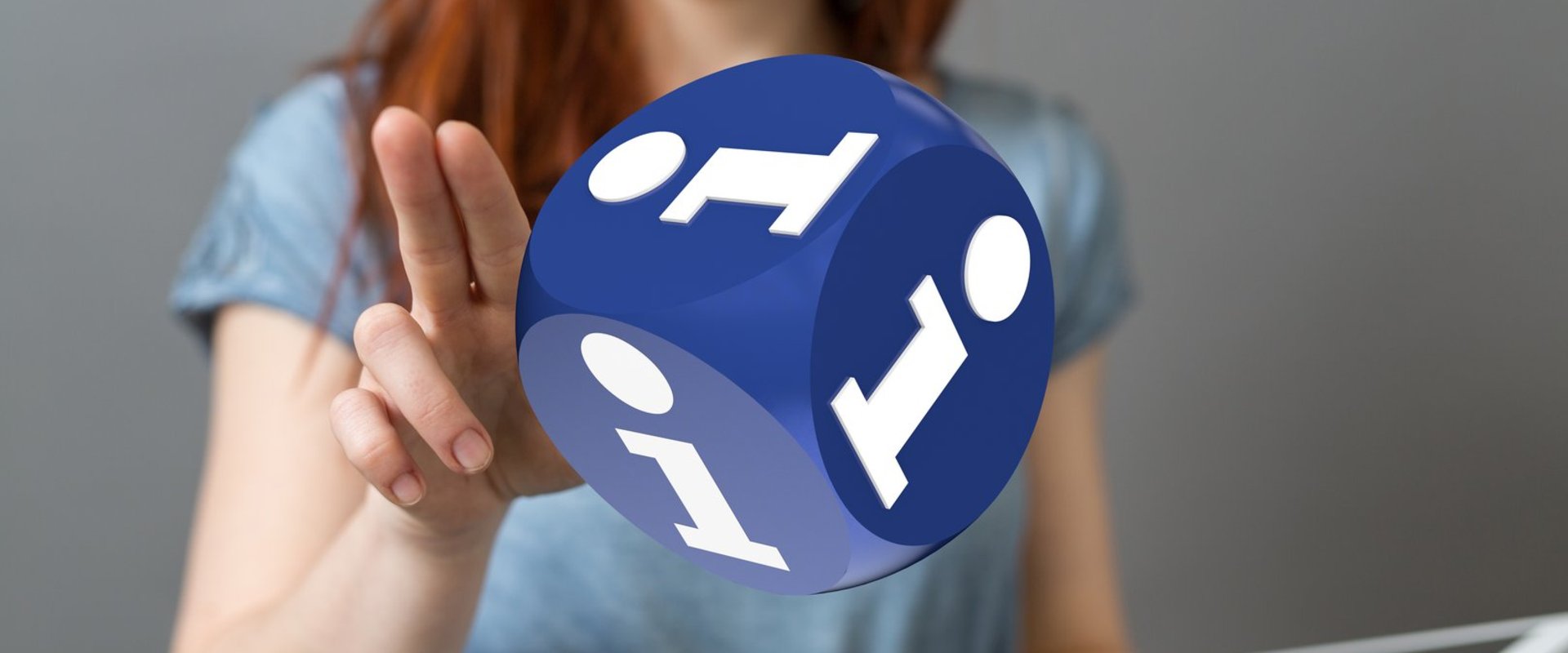 Frau mit Info-Würfel und Tablet. Foto: vege/Fotolia