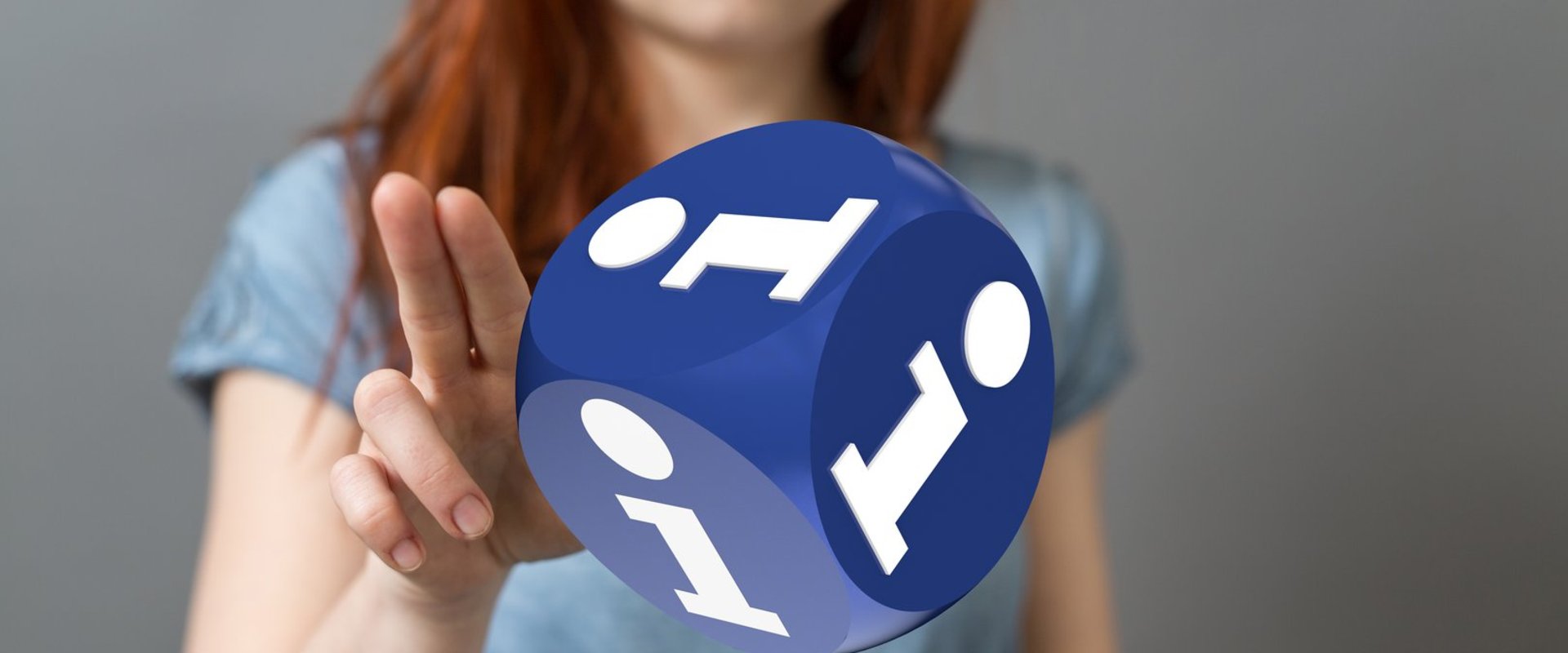 Frau mit Info-Würfel und Tablet. Foto: vege/Fotolia