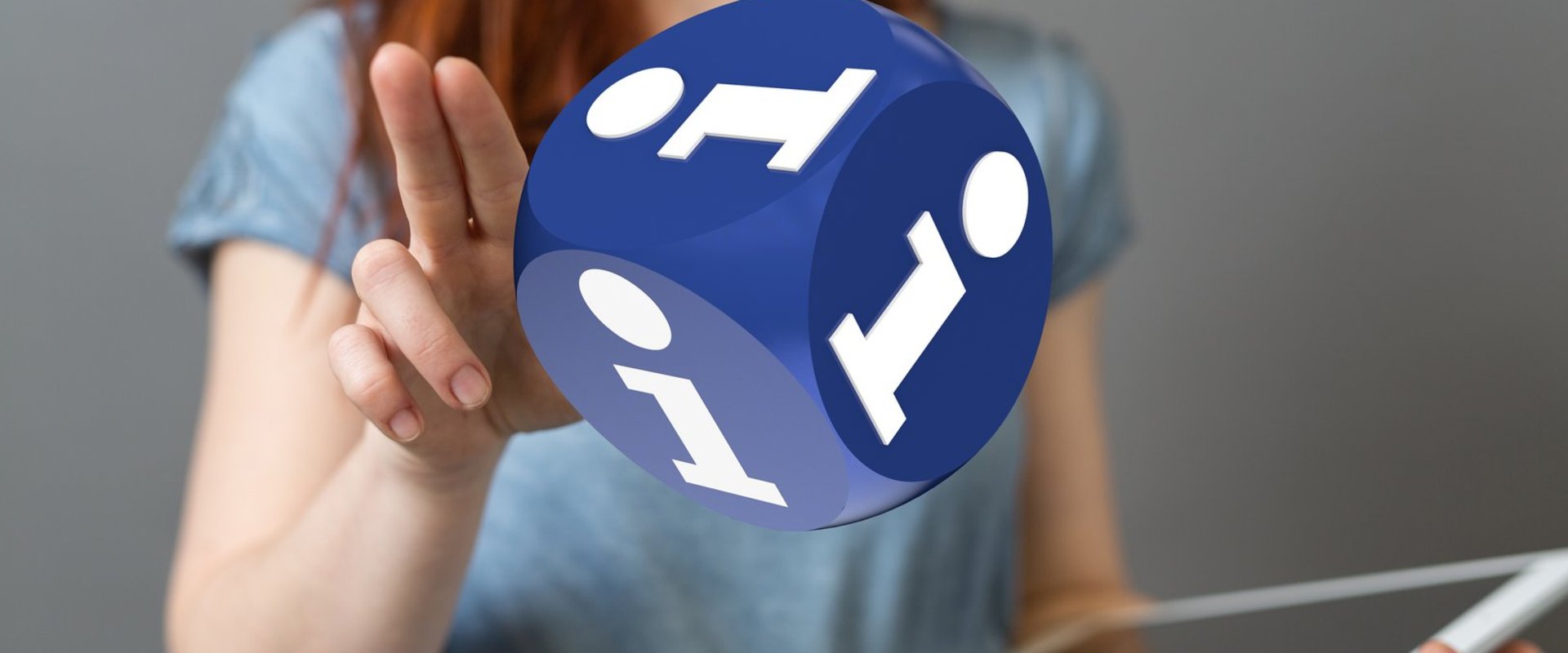 Frau mit Info-Würfel und Tablet. Foto: vege/Fotolia