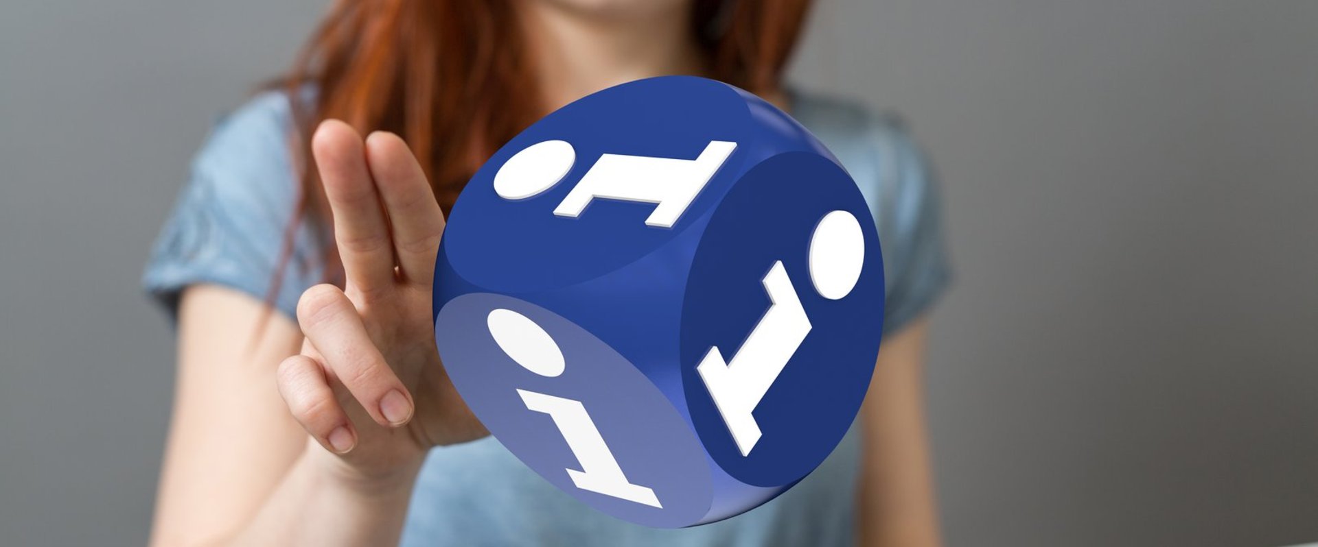 Frau mit Info-Würfel und Tablet. Foto: vege/Fotolia