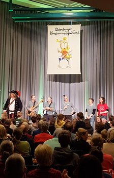 alle Künstler. Foto: Stadt Oldenburg Kapitän Flunker, die Rotzgören und die Blindfische musizieren gemeinsam auf der Bühne