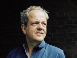 Portraitfoto des Schriftstellers Michael Kumpfmüller. Foto: Joachim Gern