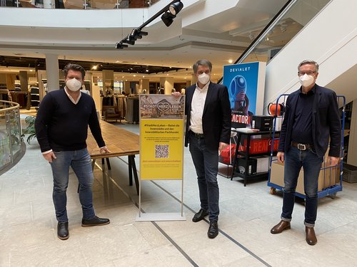 Tauschten  sich zu den aktuellen  Problemen der Innenstadt aus:Oberbürgermeister Jürgen Krogmann (Mitte) und die Leffers Geschäftsführer Ulrich Mann (li.) und Sebo Kramer. Foto: Stadt Oldenburg