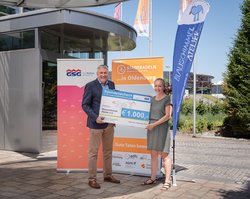 Daniel Jircik, Geschäftsführer der GSG OLDENBURG Bau- und Wohngesellschaft mbH, überreicht den Scheck für das Erreichen des vierten Etappenziels an Jessica Leffers, Geschäftsführerin Blauschimmel Atelier e.V. Foto: GSG OLDENBURG
