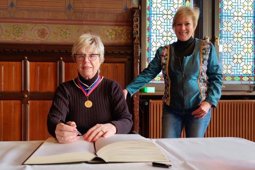 Bürgermeisterin Christine Wolff empfing die Bogenschützin Christa Elfers im Alten Rathaus. Foto: Sascha Stüber
