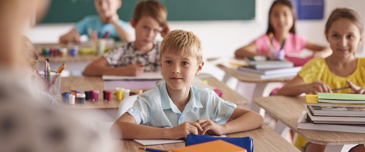 Kinder sitzen im Unterricht. Foto: gpointstudio/AdobeStock