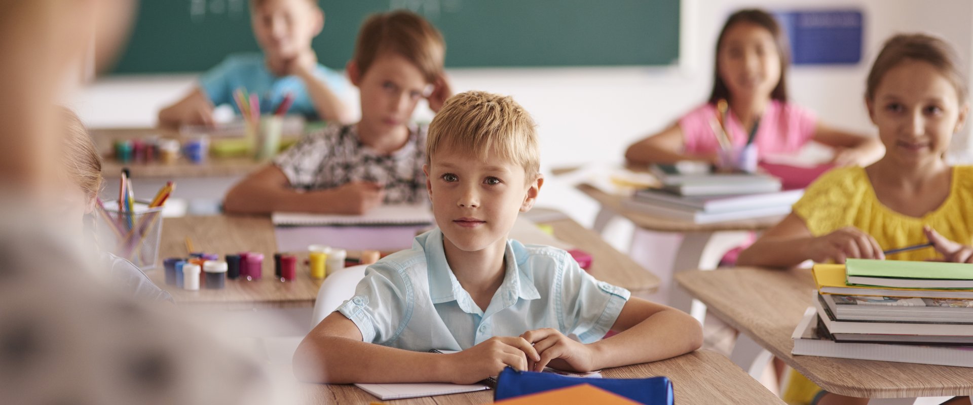 Kinder sitzen im Unterricht. Foto: gpointstudio/AdobeStock