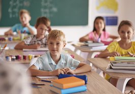Kinder sitzen im Unterricht. Foto: gpointstudio/AdobeStock