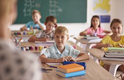 Kinder sitzen im Unterricht. Foto: gpointstudio/AdobeStock