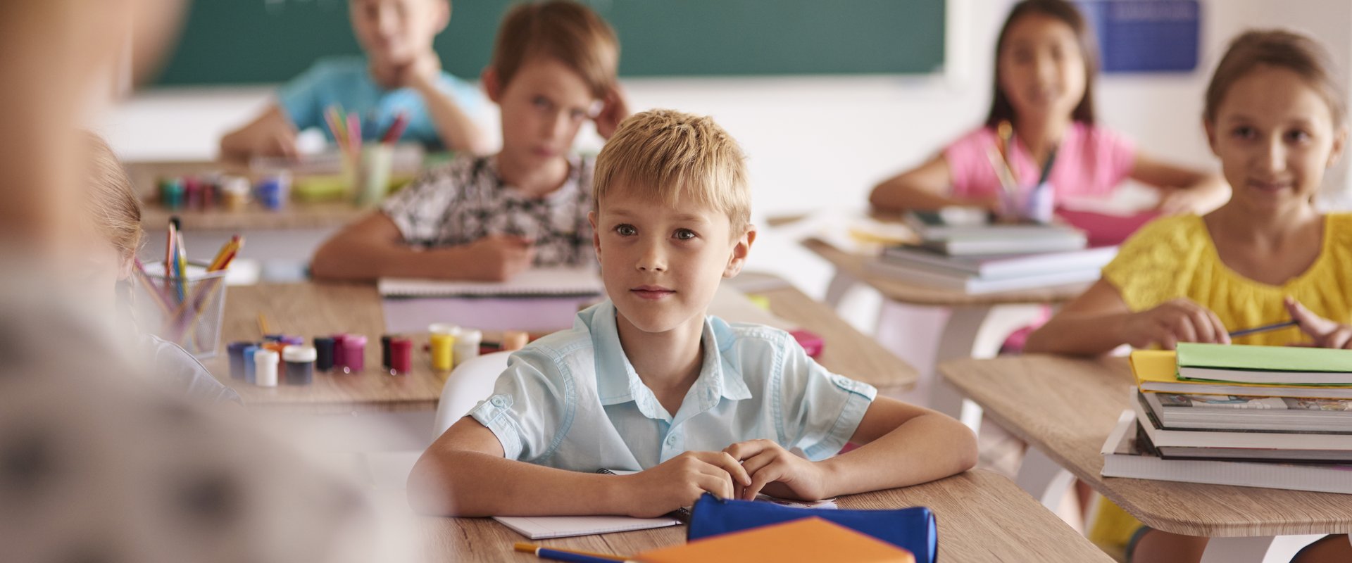Kinder sitzen im Unterricht. Foto: gpointstudio/AdobeStock