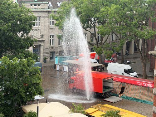 Ein ungewohnter Anblick auf dem Oldenburger Rathausmarkt: Am Dienstag, 7. Juli, schoss gegen 9.45 Uhr eine hohe Wasserfontäne aus einem der Hydranten. Foto: Stadt Oldenburg Ein ungewohnter Anblick auf dem Oldenburger Rathausmarkt: Am Dienstag, 7. Juli, schoss gegen 9.45 Uhr eine hohe Wasserfontäne aus einem der Hydranten. Foto: Stadt Oldenburg