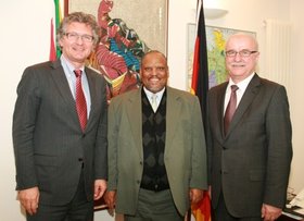 Oberbürgermeister Schwandner (links) mit General a.D. Johann-Georg Dora am Rande eines Arbeitstreffens mit Südafrikas Botschafter Ehrwürden Makhenkesi Arnold Stofile (Mitte). Foto: Stadt Oldenburg