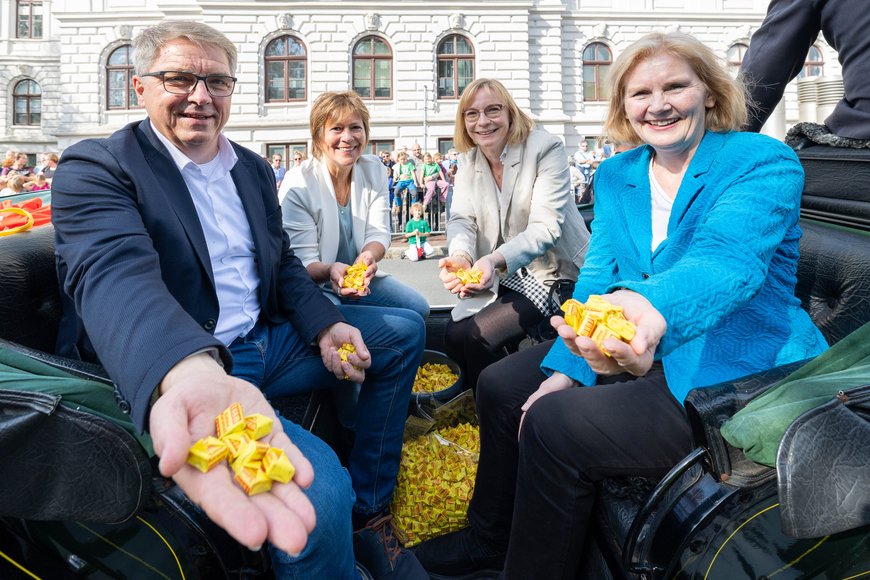 Die Oldenburg Kutsche mit Oberbürgermeister Jürgen Krogmann und den drei ehrenamtlichen Bürgermeisterinnen beim Kramermarktsumzug 2026. Foto: Sascha Stüber