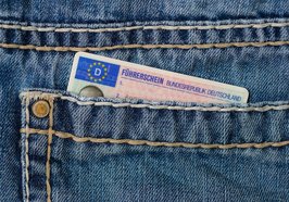 EU-Führerschein in Hosentasche. Foto: andibreit/Pixabay