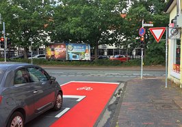 Oldenburgerinnen und Oldenburger können mit ihrem Drahtesel nun in der Einmündung der Schulstraße in die Stedinger Straße im Bereich einer neu aufgetragenen Markierung an dem wartenden KFZ-Verkehr vorbeifahren. Foto: Stadt Oldenburg