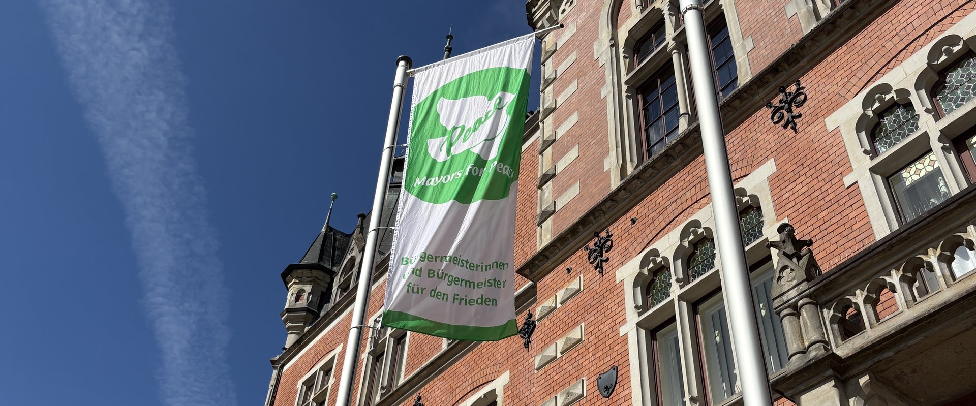 Auch am Alten Rathaus in Oldenburg wurde heute die „Mayors for Peace“-Flagge gehisst. Foto: Stadt Oldenburg