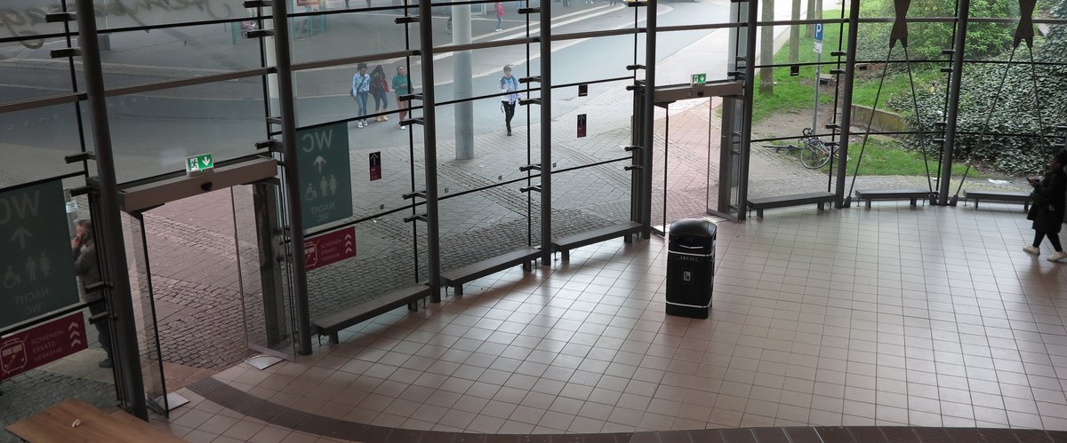 Die dauerhaft geöffneten Zugangstüren im Bahnhofsgebäude Nord. Foto: Stadt Oldenburg