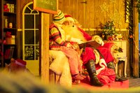 Der Weihnachtsmann auf der Lamberti-Markt-Bühne auf dem Lamberti-Markt 2024. Foto: Sascha Stüber