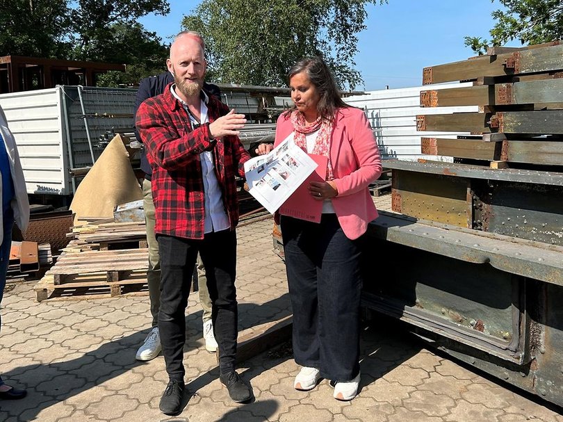 Besichtigten in der Werkstatt in Westoverledingen die Gleishallenschiffe des Oldenburger Hauptbahnhofs, die dort derzeit aufbereitet werden: DB-Projektleiter Felix Burckhardt und Oldenburgs Stadtbaurätin Christine-Petra Schacht. Foto: DB AG/Sabina Bernhardt