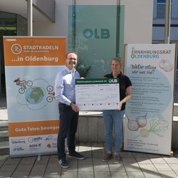Holger Sandker, stellvertretender Vorstandsvorsitzender der OLB-Stiftung, überreicht den Scheck für das Erreichen des fünften Etappenziels an Judith Busch, Vorstandsmitglied ProZept e.V. Foto: Stadt Oldenburg