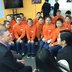 Vorschau: Ein Stuhlkreis von Mitgliedern der Oldenburger Delegation und Schülerinnen und Schülern, die alle einen orangefarbenen Pullover der Schule tragen. Foto: Stadt Oldenburg
