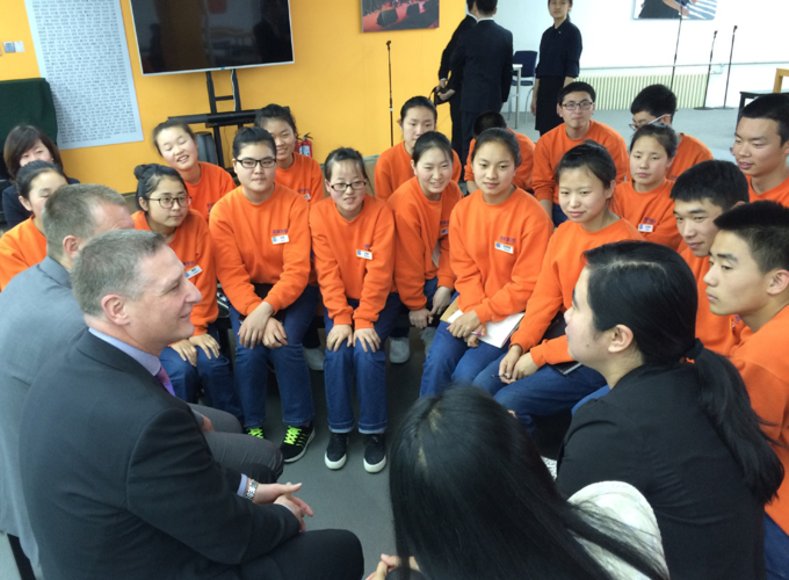Ein Stuhlkreis von Mitgliedern der Oldenburger Delegation und Schülerinnen und Schülern, die alle einen orangefarbenen Pullover der Schule tragen. Foto: Stadt Oldenburg