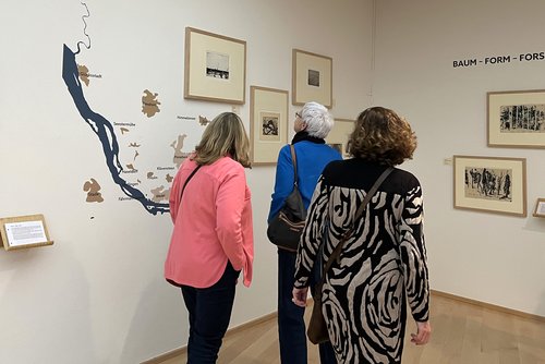 Besucherinnen in der Ausstellung Janssen und das Holz, Foto: Horst-Janssen-Museum Horst-Janssen-Museum