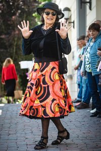 Dieses Outfit mit Tellerrock präsentierte eine Teilnehmerin bei der letzten Modenschau im Sommer 2025. Foto: Gerlinde Domininghaus