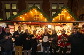 Die Jury um Erste Stadträtin Dr. Julia Figura (3. von rechts), die die Vorauswahl zur schönsten Hütte getroffen hatte, gratulierte Ingrid Kruse (4. von links) und ihrem Lebensgefährten Jürgen Bussmann zum Sieg. Foto: Sascha Stüber