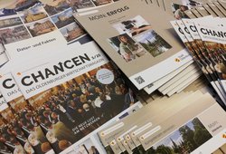 Verschiedene Publikationen der Wirtschaftsförderung liegen ausgebreitet auf einem Tisch. Foto: Stadt Oldenburg