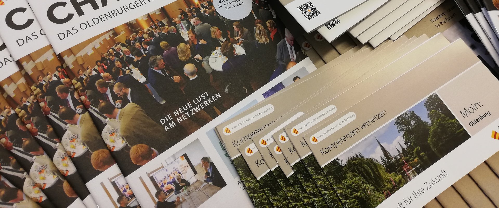 Verschiedene Publikationen der Wirtschaftsförderung liegen ausgebreitet auf einem Tisch. Foto: Stadt Oldenburg